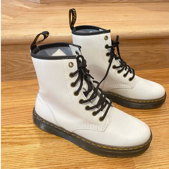 NWOT/B DR. Martens Zavala White Leather 8eyelet Boots 7us - Picture 1 of 7